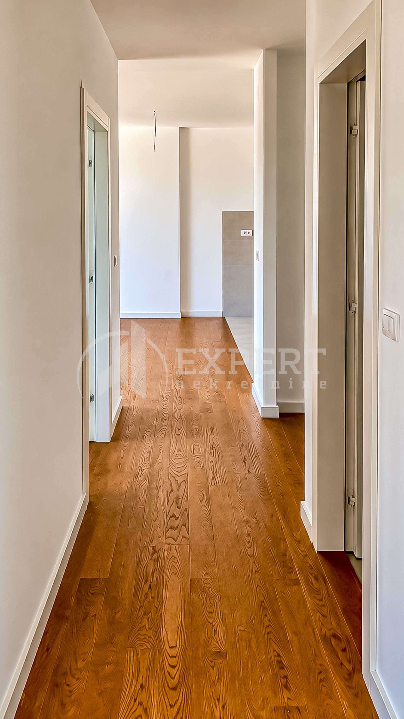 Trosoban stan Bulevar Nemanjića 81m², 5 sprat — slika 19