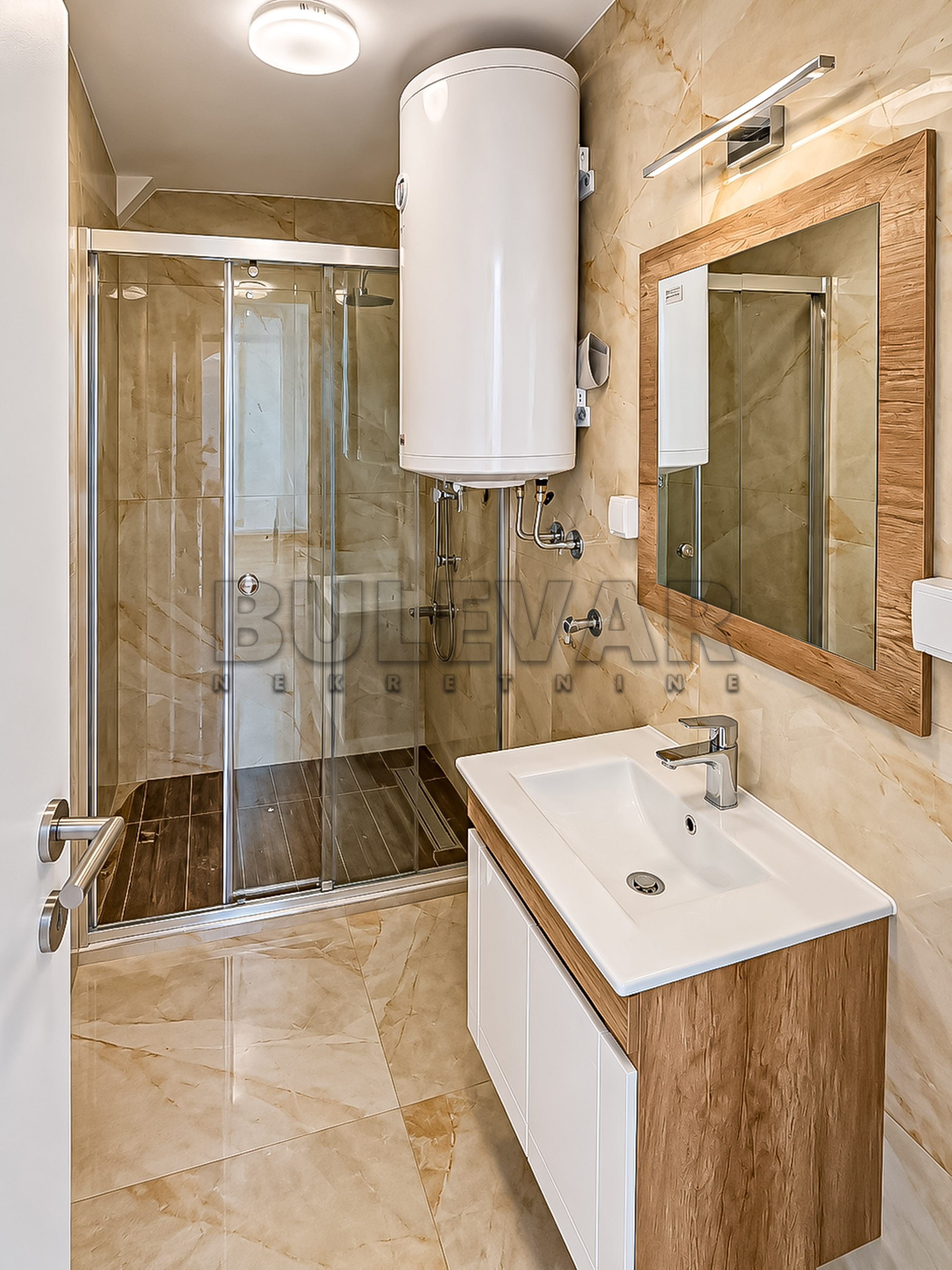 Trosoban stan Centar 89m², 7 sprat — slika 17