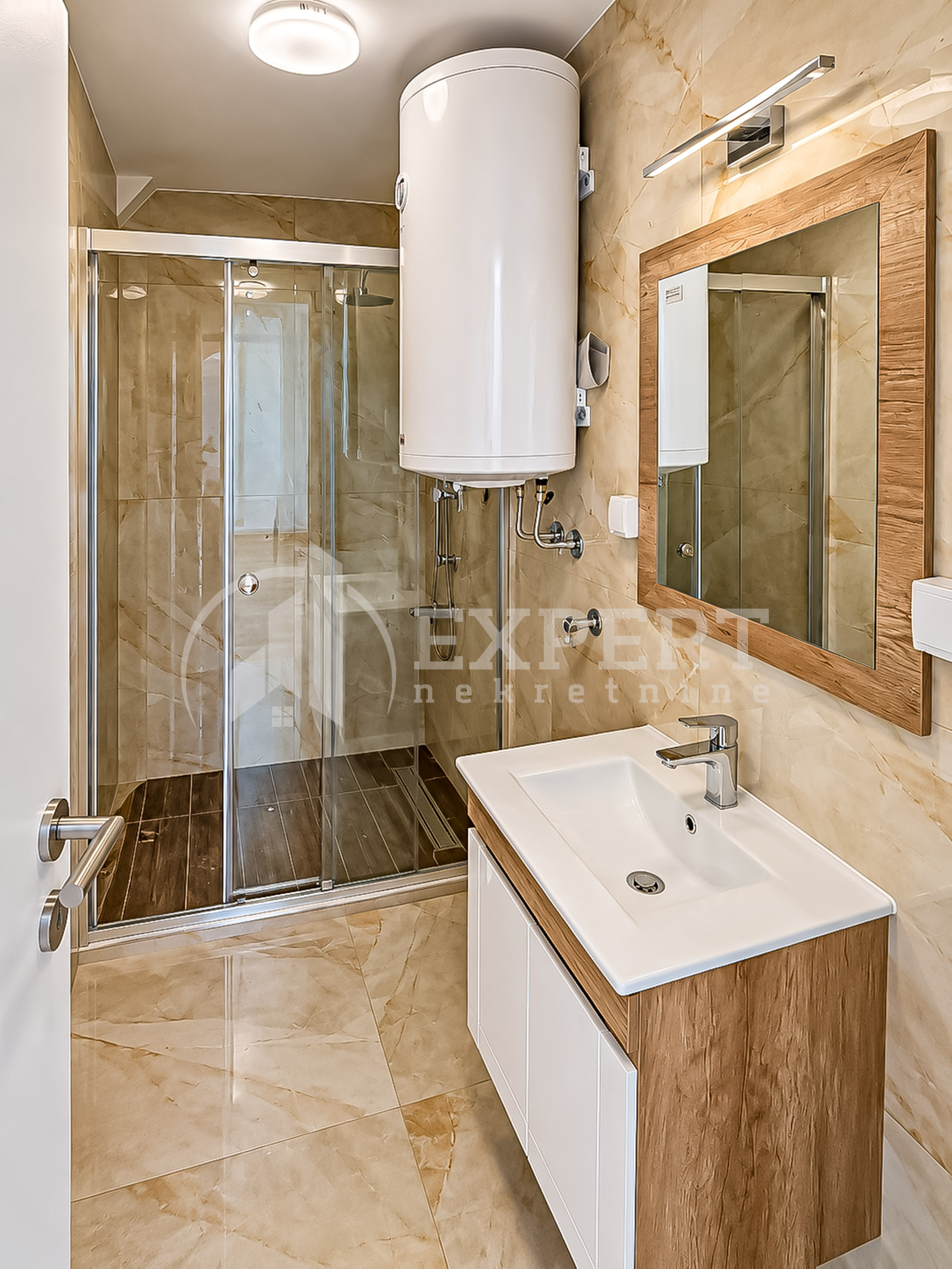 Trosoban stan Centar 89m², 7 sprat — slika 19